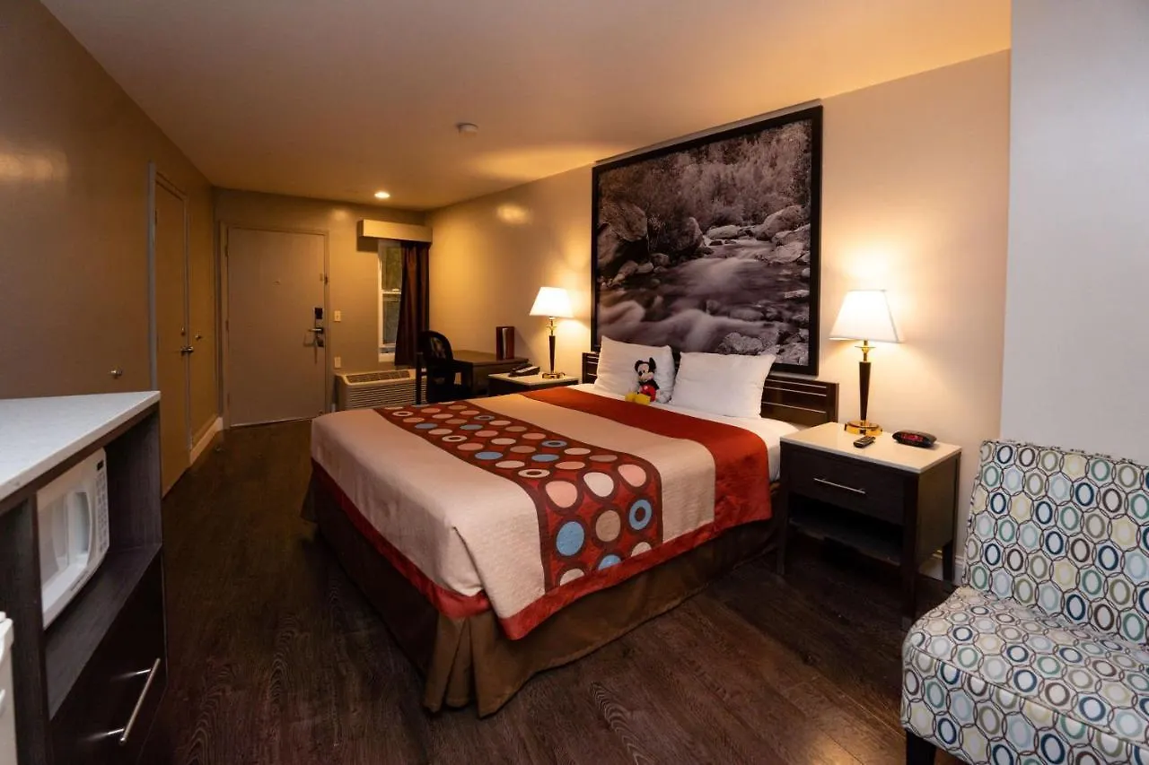Super 8 By Wyndham Anaheim/Disneyland Drive 2*, Anaheim