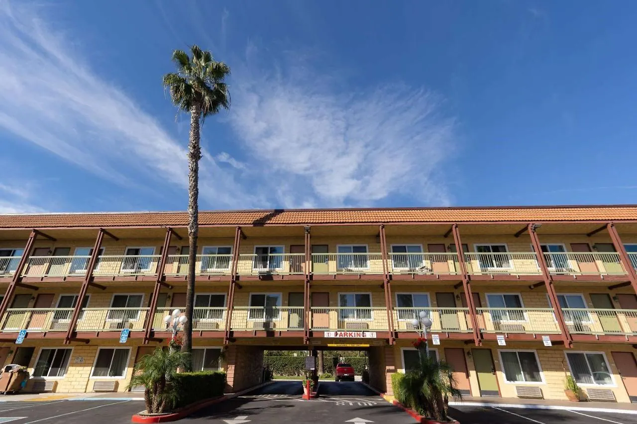 Super 8 By Wyndham Anaheim/Disneyland Drive אנהיים