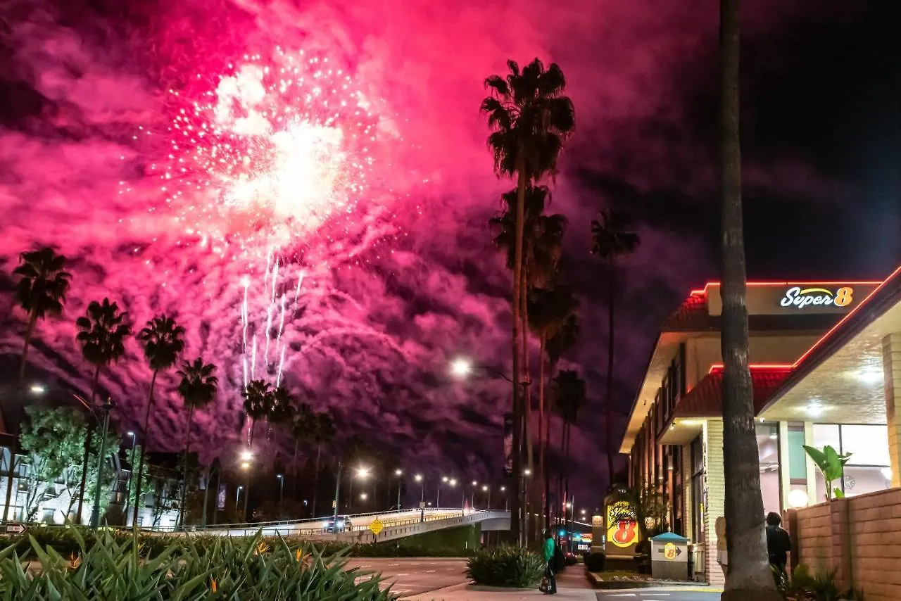 Super 8 By Wyndham Anaheim/Disneyland Drive מלון אנהיים